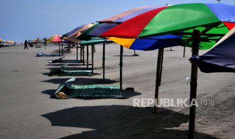 Pemerintah Kabupaten Bantul, Daerah Istimewa Yogyakarta, melakukan pengawasan di pintu masuk kawasan wisata pantai selatan guna mencegah wisatawan masuk ke destinasi selama masa penerapan Pemberlakuan Pembatasan Kegiatan Masyarakat (PPKM) Darurat. (Foto ilustrasi Pantai Parangtritis, Bantul, Yogyakarta)