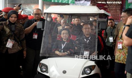 Ketua Umum PDI Perjuangan Megawati Soekarnoputri bersama Ketua DPP Prananda Prabowo menuju lokasi penutupan Rakenrnas IV PDIP di JIExpo Kemayoran, Jakarta, Ahad (1/10/2023). Rakernas IV PDIP menghasilkan sembilan poin rekomendasi eksternal tentang kedaulatan pangan dan delapan rekomendasi eksternal tentang pemenangan pemilu. 