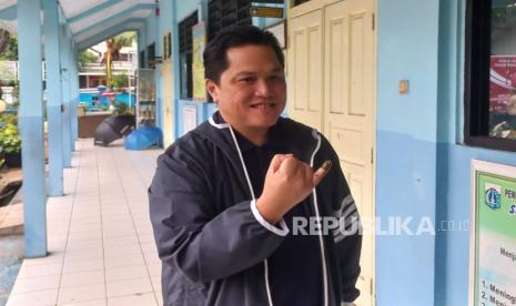 Menteri BUMN Erick Thohir memberikan hak suaranya di TPS 17 di SDN Kebon Baru 05, Jalan Gudang Peluru, Kecamatan Tebet, Jakarta Selatan, Rabu (14/2/2024).