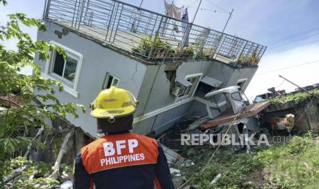  Dalam foto ini disediakan oleh Biro Perlindungan Kebakaran, penyelamat memeriksa dinding rumah yang rusak setelah gempa kuat melanda Santiago, provinsi Ilocos Sur, Filipina pada Rabu 27 Juli 2022. Gempa kuat mengguncang Filipina utara pada Rabu, menyebabkan beberapa kerusakan dan mendorong orang-orang untuk meninggalkan gedung-gedung di ibu kota.