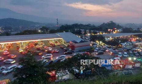 Masih mengalirnya kendaraan pemudik dari arah Jakarta/ Jawa Barat menuju arah Solo/ Surabaya --melalui jalan tol Semarang- Solo-- membuat arus lalu lintas di ruas jalan tol ini terlihat cukup ramai.Sejumlah simpul kepadatan terpantau di ruas jalan tol ini, salah satunya di Rest Area KM 429 A, di wilayah Ungaran, Kabupaten Semarang, Jawa Tengah, sepanjang  Kamis (20/4) siang hingga petang.Guna mengurai kepadatan arus lalu lintas ini aparat kepolisian bersama pengelola jalan tol melakukan rekayasa lalu lintas contra flow 3 : 1, dengan prioritas arus lalu lintas dari arah Jakarta/ Semarang. Contra flow 3 : 1 (lokal) ini dilakukan mulai dari KM 427 hingga KM 430 atau sepanjang 3 kilometer.