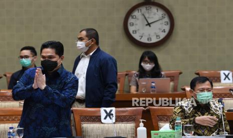 Menteri Kesehatan Terawan Agus Putranto (kanan) bersama Ketua Pelaksana Komite Penanganan COVID-19 dan Pemulihan Ekonomi Nasional Erick Thohir (kiri) bersiap mengikuti Rapat Dengar Pandapat dengan Komisi IX DPR di Kompleks Parlemen Senayan, Jakarta, Kamis (27/8/2020). RDP tersebut membahas efektivitas pengorganisasian dan penganggaran dalam penanganan COVID-19, termasuk perkembangan tentang uji vaksin untuk COVID-19. 