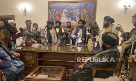 Taliban Deklarasikan Emirat Islam Afghanistan. Foto:     Pejuang Taliban menguasai istana kepresidenan Afghanistan setelah Presiden Ashraf Ghani melarikan diri dari negara itu, di Kabul, Afghanistan, Ahad , 15 Agustus 2021.