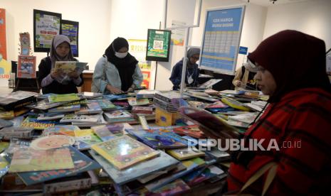 Ilustrasi tumpukan buku di perpustakaan nasional.