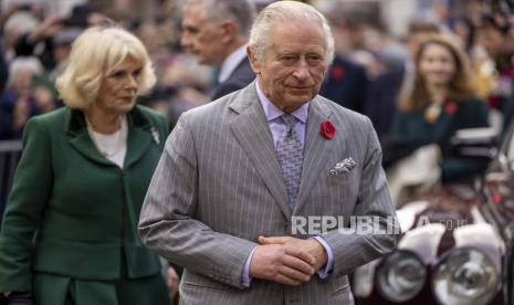  Raja Inggris Charles III dan Camilla, Permaisuri, berjalan-jalan untuk bertemu anggota masyarakat setelah upacara di Micklegate Bar, di mana Sovereign secara tradisional disambut di kota, di York, Inggris, Rabu 9 November 2022.