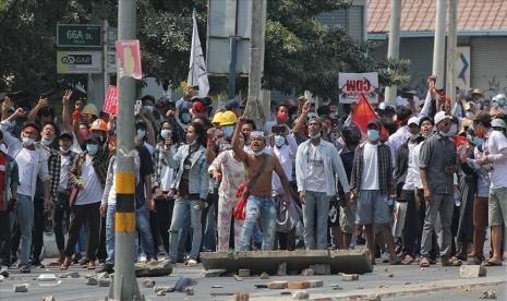 Pemerintah Persatuan Nasional Myanmar (NUG), yang dibentuk oleh para penentang kekuasaan militer, mendeklarasikan perang perlawanan rakyat terhadap junta.