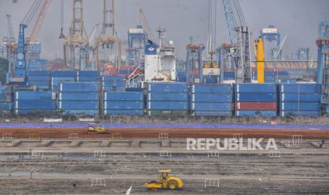 Aktivitas bongkar muat peti kemas di pelabuhan Tanjung Priok, Jakarta, Kamis (26/9/2024). 