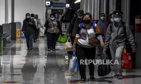 Sejumlah calon penumpang berjalan keluar di Stasiun Kiaracondong, Kota Bandung, Kamis (29/4). Pada H-7 jelang peniadaan mudik lebaran 2021, jumlah penumpang menuju arah Jawa Tengah dan Jawa Timur di Stasiun Kiaracondong mengalami peningkatan sebesar 30 persen atau mencapai 475 penumpang dibandingkan dengan hari sebelumnya. Foto: Republika/Abdan Syakura