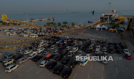 Foto aerial deretan kendaraan pemudik antre saat akan menaiki kapal di Dermaga 5 Pelabuhan Merak, Cilegon, Banten, Rabu (19/4/2023). Kementerian Perhubungan (Kemenhub) mencatat jumlah pengguna angkutan umum yang dipantau mulai H-8 atau 14 April hingga hari pertama Lebaran Idul Fitri 2023 yakni 22 April 2023 mencapai sekitar 7,02 juta orang. 