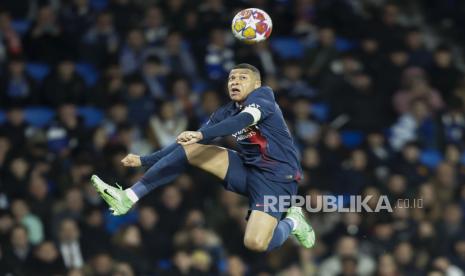 Pemain PSG Kylian Mbappe melakukan kontrol bola saat bertanding melawan Real Sociedad pada leg kedua babak 16 besar Liga Champions di Reale Arena, Spanyol, Rabu (6/3/2024) WIB. Pada pertandingan itu Mbappe mencetak dua gol sekaligus membawa PSG melaju ke babak perempat final Liga Champions. PSG menang dengan skor 2-0. Tambahan koleksi dua gol Mbappe di laga melawan Sociedad membawanya sejajar dengan dua legenda Raul Gonzales dan Andry Shevchenko yang menorehkan catatan 18 gol di fase gugur Liga Champions.