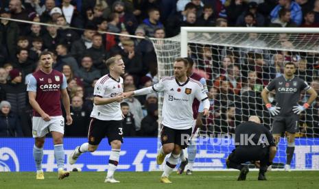 Pemain Manchester United Donny van de Beek, ke-2 dari kiri, dan Christian Eriksen merayakan gol pertama tim mereka selama pertandingan sepak bola Liga Premier Inggris antara Aston Villa dan Manchester United di Villa Park di Birmingham, Inggris, Ahad, 6 November 2022.