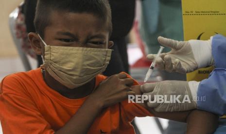 Petugas kesehatan menyuntikan  vaksin Rubella kepada seorang siswa di SDN Pangkalan Jati 2, Depok, Jawa Barat, Kamis (26/11/2020). Dinas Kesehatan Kota Depok mulai melaksanakan Bulan Imunisasi Anak Sekolah (BIAS) dengan memberikan vaksin Rubella dan Difteri Tetanus guna meningkatkan kesehatan serta mencegah berbagai penyakit.