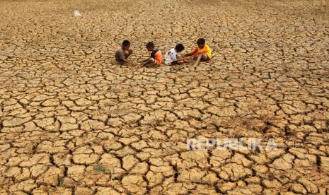 Sejumlah bocah bermain di area persawahan yang terdampak kekeringan akibat musim kemarau di Desa Pajukukang, Kabupaten Maros, Sulawesi Selatan, Ahad (25/6/2023). Badan Meteorologi, Klimatologi dan Geofisika (BMKG) memprakirakan persentase peluang terjadinya fenomena El Nino di Indonesia pada Juni 2023 menguat dari sebelumnya 50-60 persen menjadi 80 persen sehingga pemerintah pusat dan daerah diharapkan segera melakukan upaya antisipatif pada wilayah yang berpotensi mengalami kekeringan dan dampak lanjutannya. 