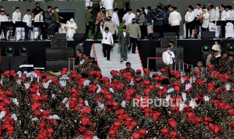 Presiden Joko Widodo (kanan) didampingi Ketum PBNU Yahya Cholil Staquf (kiri) menyapa warga NU saat acara Resepsi Satu Abad Nahdlatul Ulama di Stadion Gelora Delta Sidoarjo, Jawa Timur, Selasa (7/2/2023). Presiden bersama Wakil Presiden dan sejumlah Menteri Kabinet Indonesia Maju menghadiri acara Resepsi Puncak Satu Abad NU sekaligus meresmikan dan membuka kegiatan tersebut. Acara resepsi tersebut berlangsung selama 24 jam dengan diisi beragam kegiatan seperti membaca shalawat dan shalat qiyamul lail, karnaval kebudayaan nusantara, bazar UMKM, dan panggung hiburan rakyat yang akan diisi oleh sejumlah band dan musisi seperti Slank, Rhoma Irama dan Maher Zain. Waduh, Lima Beduk Perayaan Satu Abad NU Hilang