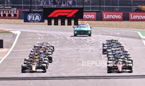 Pembalap menunggu dimulainya kembali Grand Prix Formula Satu (F1) Inggris di Sirkuit Silverstone, Silverstone, Inggris, 03 Juli 2022 (ilustrasi). F1 sudah mengeluarkan kalender balap tahun depan yang diisi 24 seri balapan..