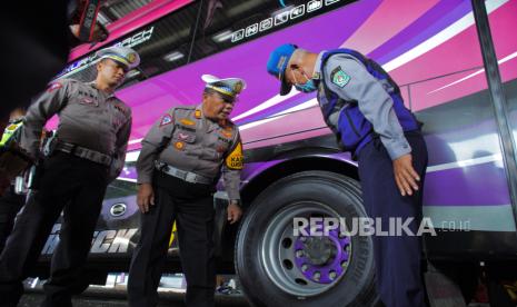 Polisi bersama petugas Dinas Perhubungan melakukan pemeriksaan kelaikan angkutan bus pariwisata (ilustrasi).