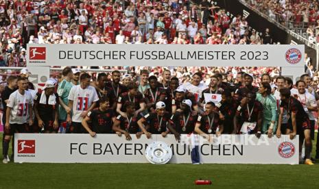 Para pemain dan ofisial Bayern Muenchen berselebrasi usai meraih juara Bundesliga Jerman kesebelas kalinya sejak musim 2012/2013.