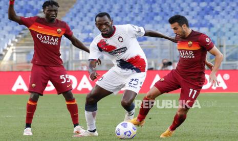 Ebrima Darboe (kiri) dari Roma, Simy Simeon (tengah) dari Crotone dan Pedro dari Roma beraksi selama pertandingan sepak bola Serie A Italia AS Roma vs FC Crotone di stadion Olimpico di Roma, Italia, 09 Mei 2021.