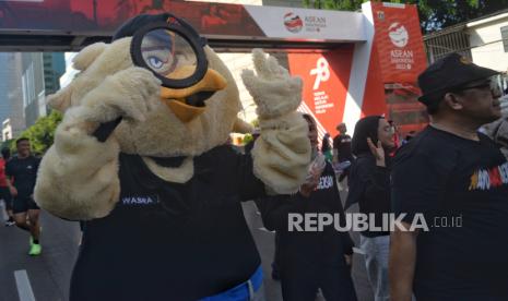 Maskot pengawasan Pemilu 2024  Wasra-Wasri turut melakukan sosialisasi pengawasan pemilu saat acara Bawaslu on Car Free Day di depan kantor Bawaslu, Jakarta, Ahad (17/12/2023). Kegiatan tersebut dalam rangka  mengajak warga untuk ikut berpartisipasi mengawasi pemilu  sehingga terciptanya pemilu 2024 yang bersih dan damai.