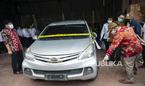 Tiga komisioner Komnas HAM Choirul Anam (kanan), Beka Ulung Hapsara (ketiga kanan), dan Aminudin (kiri) memeriksa satu dari tiga mobil yang dikendarai polisi dan enam laskar FPI dalam kasus penembakan anggota FPI di Polda Metro Jaya, Jakarta, Senin (21/12/2020). Setelah pemeriksaan terhadap tiga mobil yang digunakan saat kasus penembakan anggota FPI di Tol Jakarta-Cikampek KM 50 tersebut, Komnas HAM akan menindaklanjuti hasil balistik, siapa saja yang menembak, dan cek darah dari anggota FPI.  