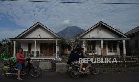 Warga mengevakuasi barang dari reruntuhan rumahnya di Dusun Kajar Kuning, Desa Sumberwuluh, Lumajang, Jawa Timur, Rabu (8/12). Hampir seluruh rumah di lokasi itu hancur akibat erupsi Gunung Semeru. Pemerintah berencana akan merelokasi permukiman warga terdampak letusan Gunung Semeru, terutama di kawasan rawan bencana, serta membangun kembali infrastruktur yang rusak.