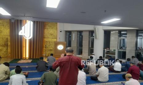 Kaum Muslimin bersiap melaksanakan shalat isya, yang dilanjutkan dengan tarawih berjamaah di Masjid at-Tanwir, Kompleks Gedung Dakwah PP Muhammadiyah Jakarta, Jalan Menteng Raya, Jakarta Pusat, Ahad (10/3/2024). Muhammadiyah telah mengumumkan bahwa 1 Ramadhan 1445 H jatuh pada hari Senin, 11 Maret 2024.