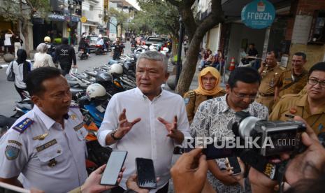 Pj Wali Kota Bandung Bambang Tirtoyuliono menyampaikan keterangan pers usai acara Bandung Menjawab bertajuk Braga Free Vehicle, di Jalan Braga, Kota Bandung.