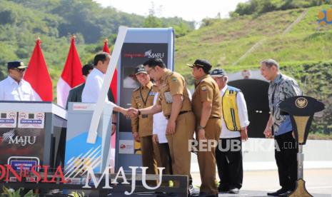 Presiden Joko Widodo (Jokowi) meresmikan Tol Cileunyi Sumedang Dawuan (Cisumdawu), Sumedang pada Selasa (11/7/2023).