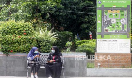 Warga berada di kawasan Alun Alun Sidoarjo, Jawa Timur, Rabu (27/1). Ahli virologi Muge Cevik lebih merekomendasikan pertemuan di luar ruangan daripada di dalam ruangan. 