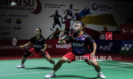 Pebulu tangkis ganda campuran Indonesia Lisa Ayu Kusumawati (kiri) dan Rehan Naufal Kusharjanto (kanan) mengembalikan kok ke arah ganda campuran Denmark Jesper Toft dan Clara Graversen pada babak perempat final Daihatsu Indonesia Masters 2024 di Istora Senayan, Gelora Bung Karno (GBK), Jakarta, Jumat (26/1/2024). Rehan dan Lisa gagal melaju ke babak semi final setelah kalah dari Toft dan Graversen dengan skor akhir 15-21 dan 16-21