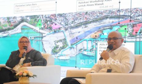 Direktur Perencanaan dan Pengembangan PT ASDP Indonesia Ferry (Persero) Harry MAC (kanan) bersama dengan Corporate Secretary PT ASDP Indonesia Ferry (Persero) Shelvy Arifin berbicara kepada media mengenai Kesiapan Layanan Angkutan Lebaran 2023 di Jakarta, Senin (10/4/2023). 