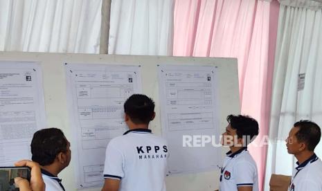 Penghitungan perolehan suara calon presiden-wakil presiden di TPS 034 Manahan, Kota Solo, Jawa Tengah, Rabu (14/2/2024).