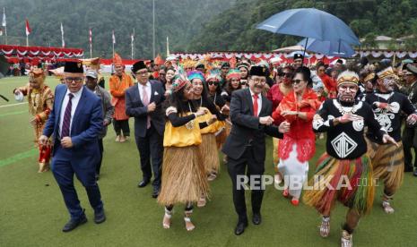 Presiden Direktur PTFI, Tony Wenas dan Ibu Roshita Wenas, berpartisipasi dalam parade budaya yang menampilkan keragaman dan kekayaan budaya Indonesia oleh paguyuban dan perwakilan divisi PTFI di Tembagapura pada Rabu (17/8/2023).