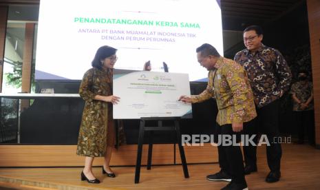 Direktur Pemasaran Perumnas Tambok Setyawati, Direktur Bisnis Ritel PT Bank Muamalat Indonesia Tbk  Purnomo B. Soetadi dan Direktur Utama PT Bank Muamalat Indonesia Tbk Achmad K. Permana (dari kiri) saat penandatanganan penyaluran pembiayaan perumahan KPR Hijrah di Jakarta, Rabu, (19/10/2022). KPR Hijrah adalah produk pembiayaan untuk kepemilikan rumah tinggal termasuk renovasi dan pengalihan (take over) dari bank lain berdasarkan prinsip syariah. Kerja sama ini diharapkan mendukung target net growth untuk portofolio KPR Bank Muamalat. Foto: Tahta Aidilla/Republika