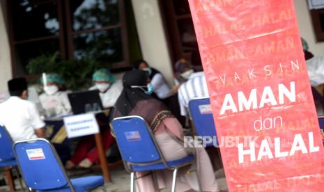 Proses pendaftaran dan screening sebelum penyuntikan vaksin Covid-19 di Pondok Pesantren Al Munawwir, Krapyak, Bantul, Yogyakarta, Rabu (31/3). Sebanyak 200 Kiai pengasuh pondok pesantren mengikuti vaksinasi Covid-19. Penyuntikan ini merupakan tahap pertama. Vaksinasi Kiai dan Ustaz ini memperbanyak sasaran vaksin untuk tenaga pendidik.