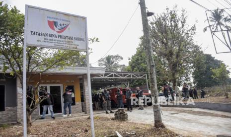 Petugas kepolisian melakukan olah tempat kejadian perkara di area rumah korban di Jalancagak, Kabupaten Subang, Jawa Barat, Selasa (24/10/2023). Direktorat Reserse Kriminal Umum (Dirkrimum) Polda Jabar melakukan olah tempat kejadian perkara (TKP) ulang kasus pembunuhan  ibu dan anak, Tuti Suhartini  (55) dan Amalia Mustika Ratu (23) yang terjadi pada tahun 2021. Dalam kasus tersebut, Dirkrimum Polda Jabar menetapkan lima orang tersangka yaitu Yosep Hidayah, M Ramdanu, Mimin, Arighi Reksa Pratama dan Abi.