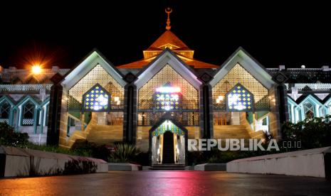 Suasana Masjid Al-Markaz Al-Islami yang biasanya ramai saat pelaksanaan shalat tarawih terlihat sepi di Makassar, Sulawesi Selatan, Kamis (23/4/2020) malam. Guna memutus rantai penyebaran COVID-19, pengurus masjid tersebut meniadakan aktivitas beribadah termasuk pelaksanaan shalat tarawih seiring ditetapkannya 1 Ramadhan 1441 Hijriah yang jatuh pada Jumat, 24 April 2020 oleh pemerintah