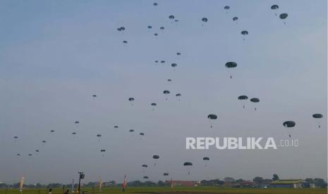 Pasukan elite Komando Pasukan Gerak Cepat (Kopasgat) TNI AU menunjukan kemampuan dan keterampilan terjun payung, menembak dan operasi penyelamatan di hadapan Menhan Prabowo Subianto di Markas Lanud Sulaiman, Kab Bandung, Selasa (14/3/2023).