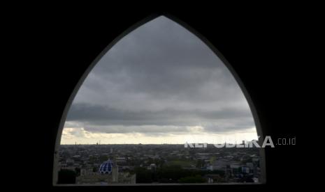 Awan gelap menyelimuti langit kota Makassar, Sulawesi Selatan, Kamis (13/10/2022). Badan Meteorologi, Klimatologi, dan Geofisika (BMKG) memprediksi potensi curah hujan dengan intensitas sedang hingga lebat yang dapat disertai petir dan angin kencang akan terjadi di 32 Provinsi hingga 15 Oktober 2022. 