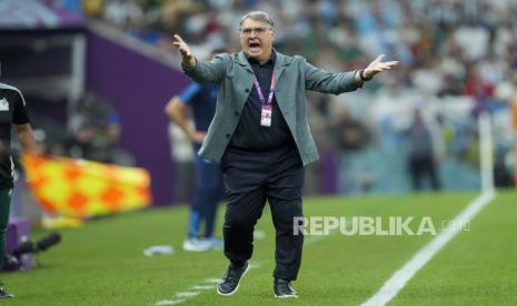 Pelatih timnas Meksiko Gerardo Martino memanggil para pemainnya selama pertandingan sepak bola Grup C Piala Dunia antara Argentina dan Meksiko, di Stadion Lusail di Lusail, Qatar, Sabtu, 26 November 2022.