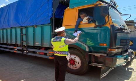 Puluhan Kendaraan di Tol Cipali Terdeteksi ODOL