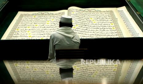 Umat Islam bertadarus menggunakan Alquran raksasa di Masjid Baiturrahman, Banyuwangi, Jawa Timur, Kamis (30/3/2023). Al Quran raksasa dengan ukuran halaman 142 x 210 centimeter berusia 13 tahun itu merupakan karya tulis tangan H Abdul Karim untuk dibaca setiap bulan Ramadhan di Masjid Baiturrahman Banyuwangi.  