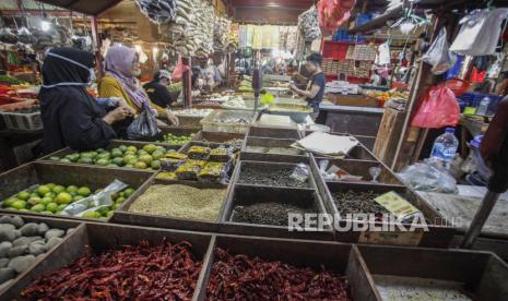 Aktivitas jual beli di salah satu pasar, Bogor.