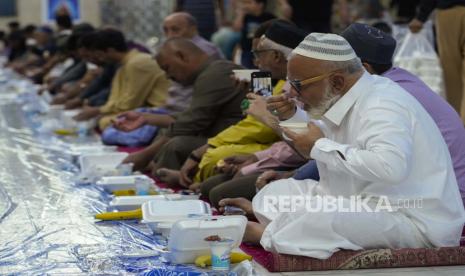 Umat Muslim berkumpul untuk makan berbuka puasa umum gratis selama hari pertama Ramadhan di Masjid Syekh Abdul Gader Gilani di Baghdad, Irak, Sabtu, 2 April 2022. Macam-Macam Doa Berbuka Puasa