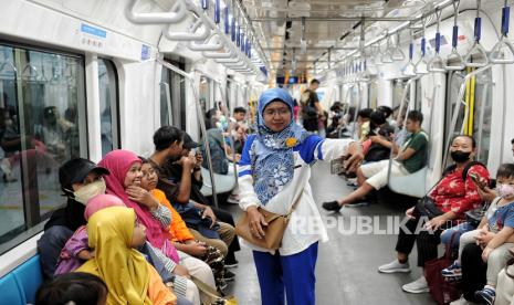 Penumpang menaiki kereta MRT (ilustrasi). Waktu tunggu MRT berubah dari 5 menit menjadi 10 menit selama libur Natal dan cuti bersama.