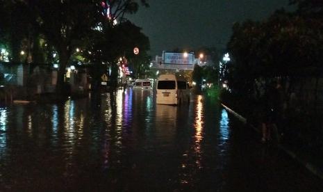  Hujan di Bandung: Hujan Deras Guyur Bandung di Malam Natal, Sejumlah Titik Banjir