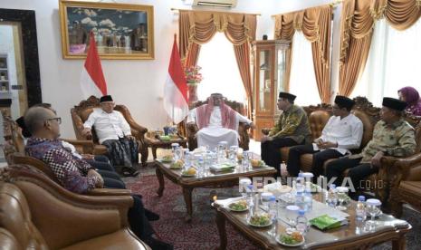 Wakil Presiden KH Maruf Amin menerima Duta Besar Arab Saudi untuk Republik Indonesia Faisal bin Abdullah Al-Amudi di Kediaman Pribadi Wapres, Pondok Pesantren An-Nawawi Tanara (Penata), Serang, Banten, Ahad (10/09/2023). 