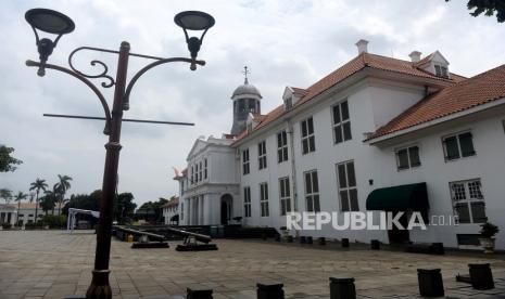 Tiada Perayaan Tahun Baru di Jakarta, Sampah Turun Drastis. Suasana Kawasan kota tua yang di tutup, Jakarta, Jumat (1/1). Kawasan wisata Kota Tua tidak dibuka untuk umum pada periode libur akhir tahun hal ini untuk mencegah kerumunan dan mengantisipasi penyebaran Covid-19.Prayogi/Republika.