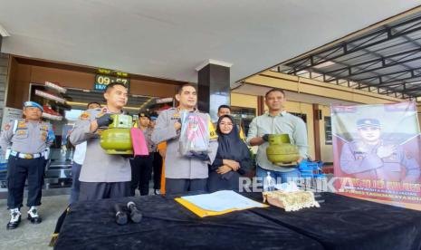 Polres Tasikmalaya Kota menggelar konferensi pers terkait pengungkapan kasus dugaan pengoplosan gas elpiji, Selasa (18/4/2023). 