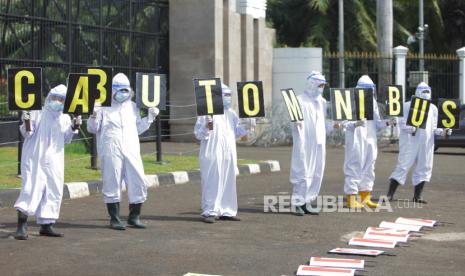 Walhi Tolak Hadir RDPU UU Cipta Kerja, Ini Alasannya. Aktivis Walhi Indonesia saat melakukan aksi damai  di depan Gedung MPR/DPR, Jakarta, Kamis (9/7/2020). Dalam aksinya mereka menolak  RUU Omnibus Law Cipta Lapangan kerja. 